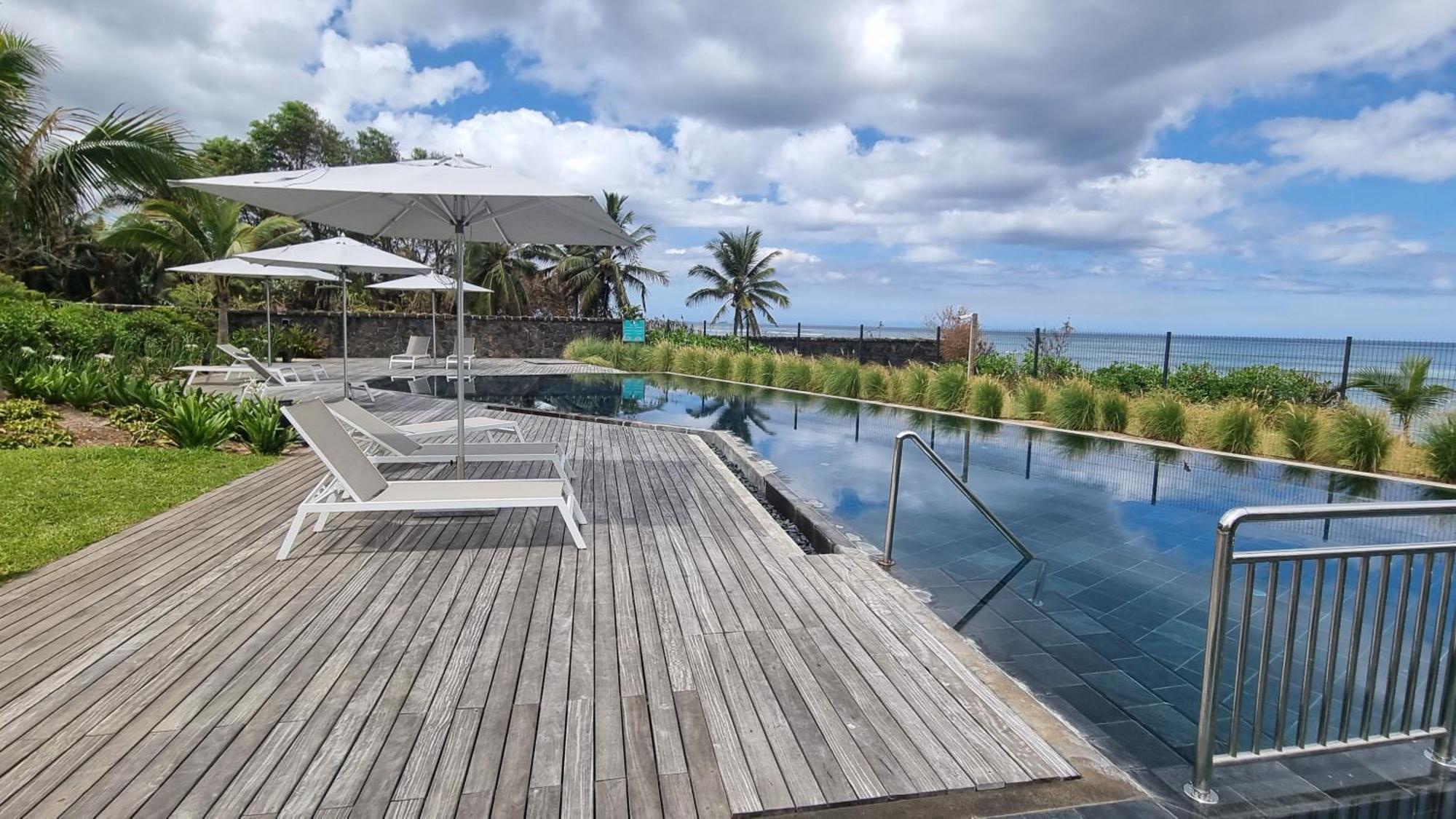 Ocean Point Beach Front Apartment Pointe aux Piments Buitenkant foto