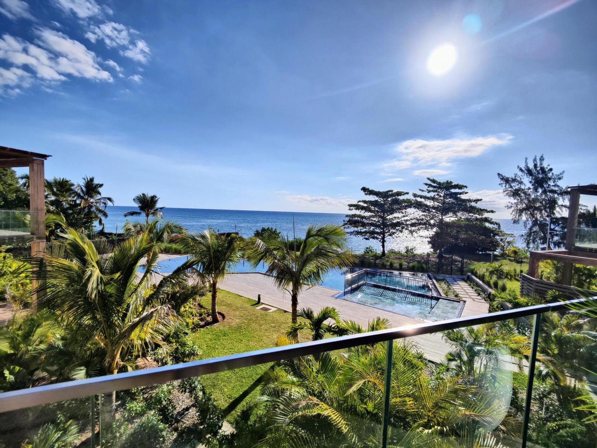Ocean Point Beach Front Apartment Pointe aux Piments Buitenkant foto