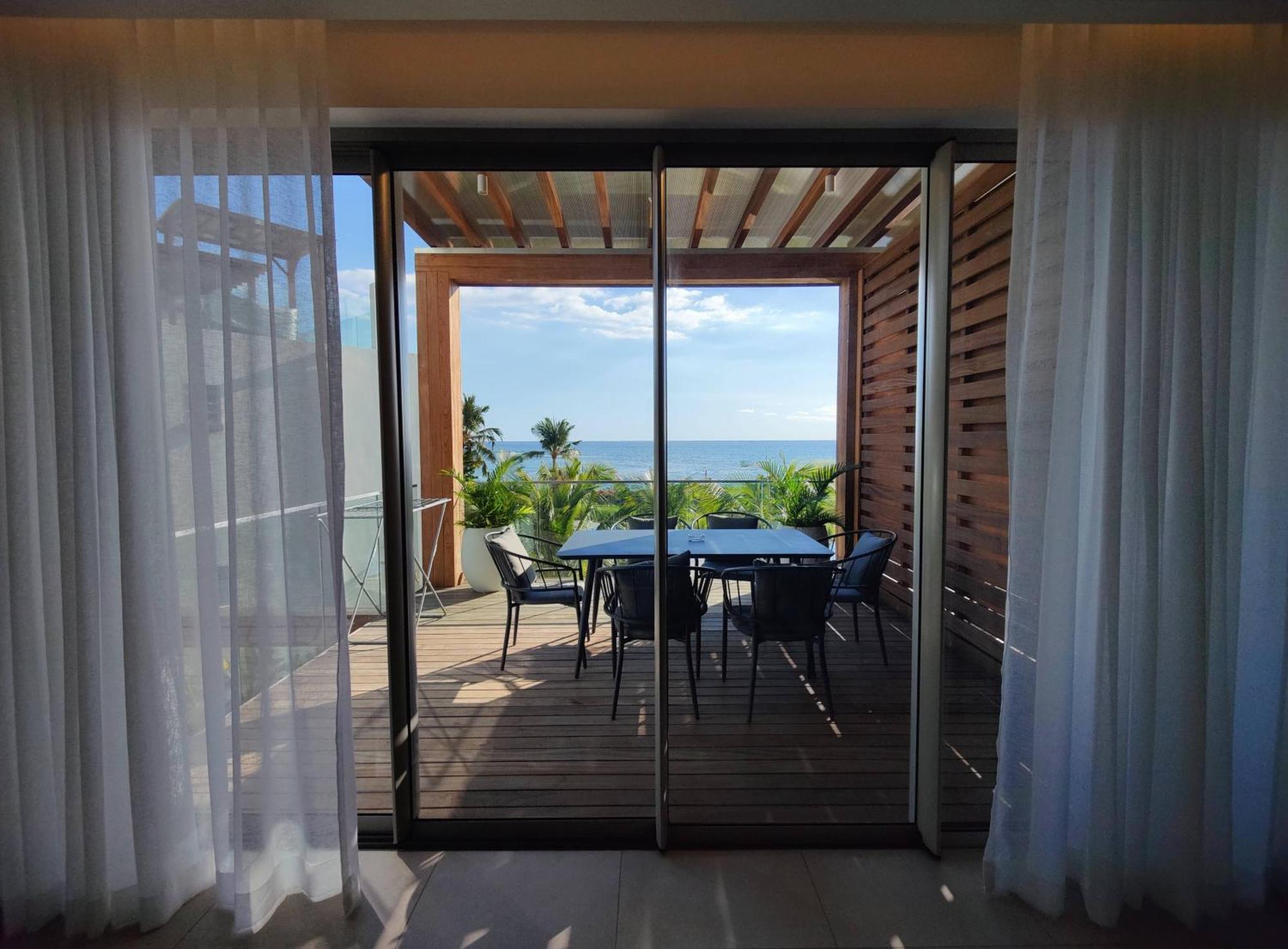 Ocean Point Beach Front Apartment Pointe aux Piments Buitenkant foto