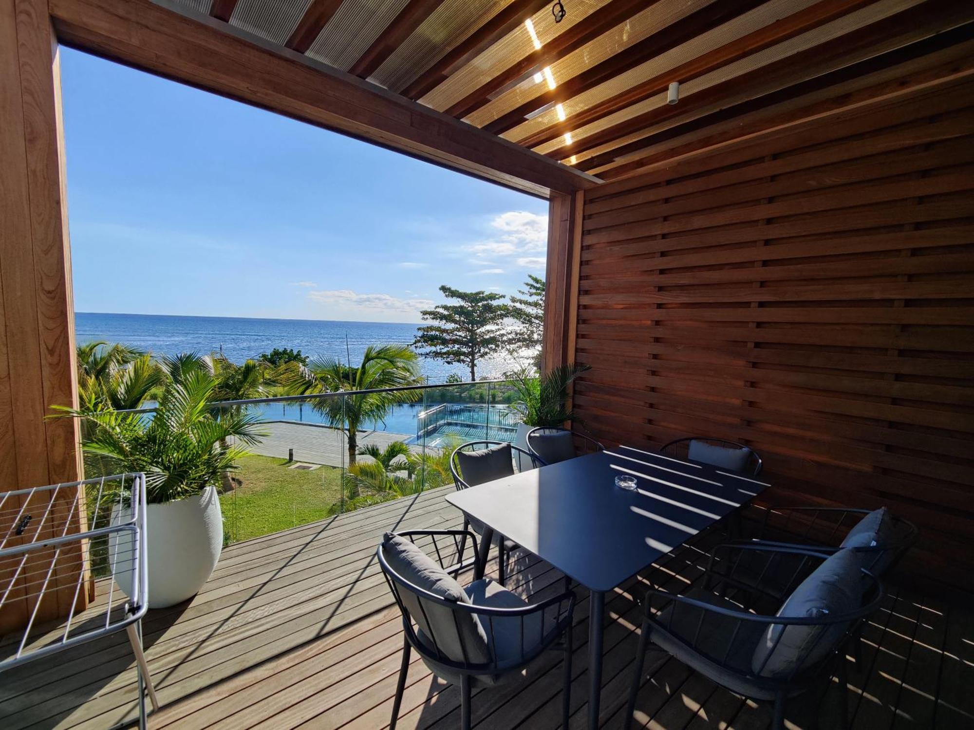 Ocean Point Beach Front Apartment Pointe aux Piments Buitenkant foto