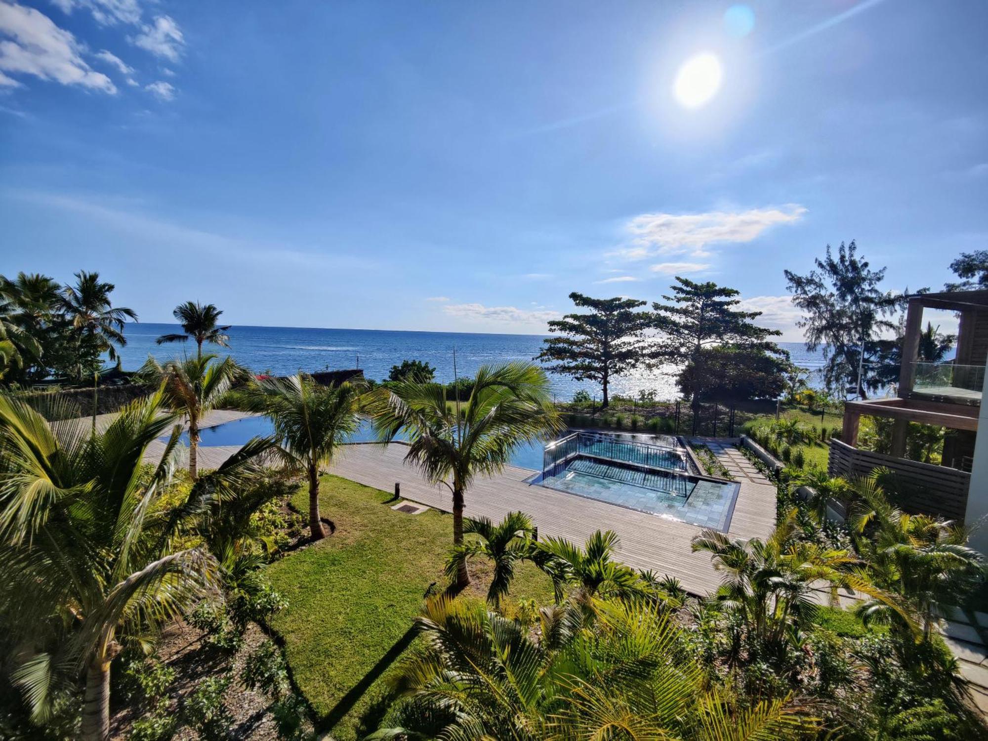 Ocean Point Beach Front Apartment Pointe aux Piments Buitenkant foto