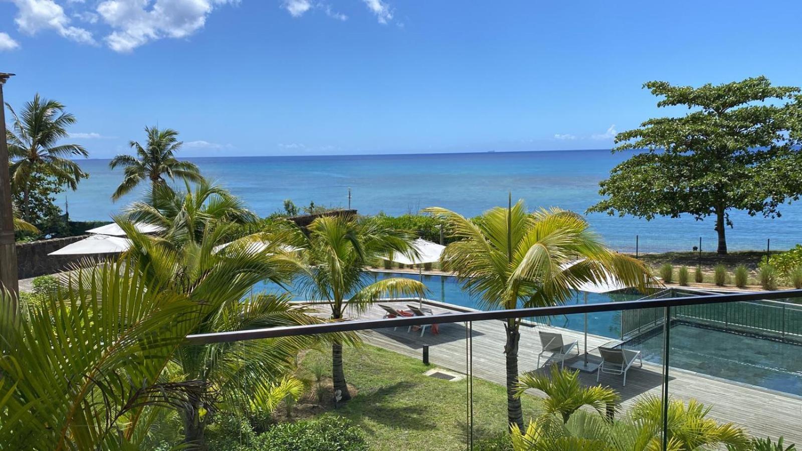 Ocean Point Beach Front Apartment Pointe aux Piments Buitenkant foto